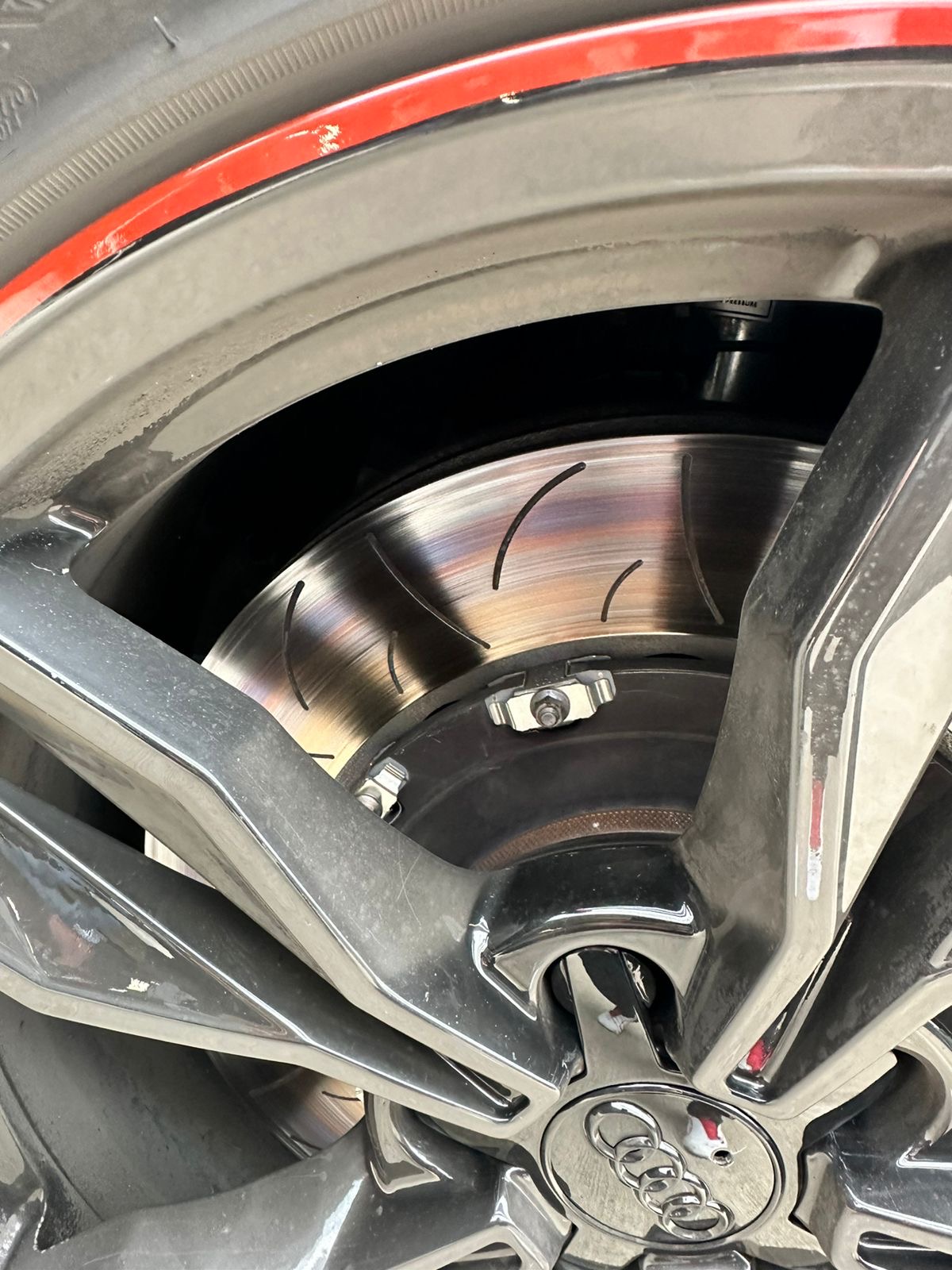 Überhitzte Bremsscheibe mit deutlichen Spuren am Audi