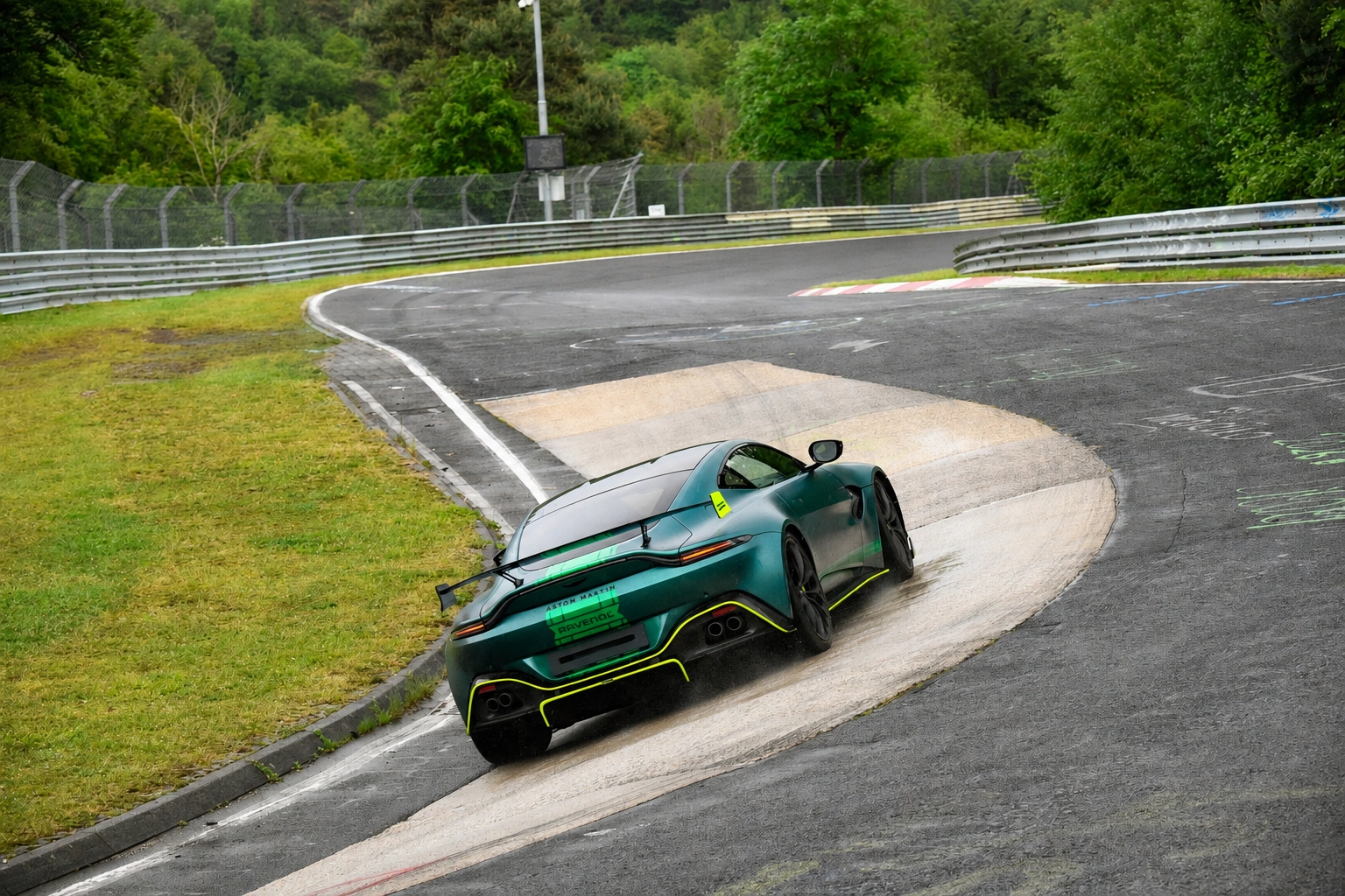 Aston Martin auf der nassen Fahrbahn der Nürburgring-Nordschleife während des Trainings.