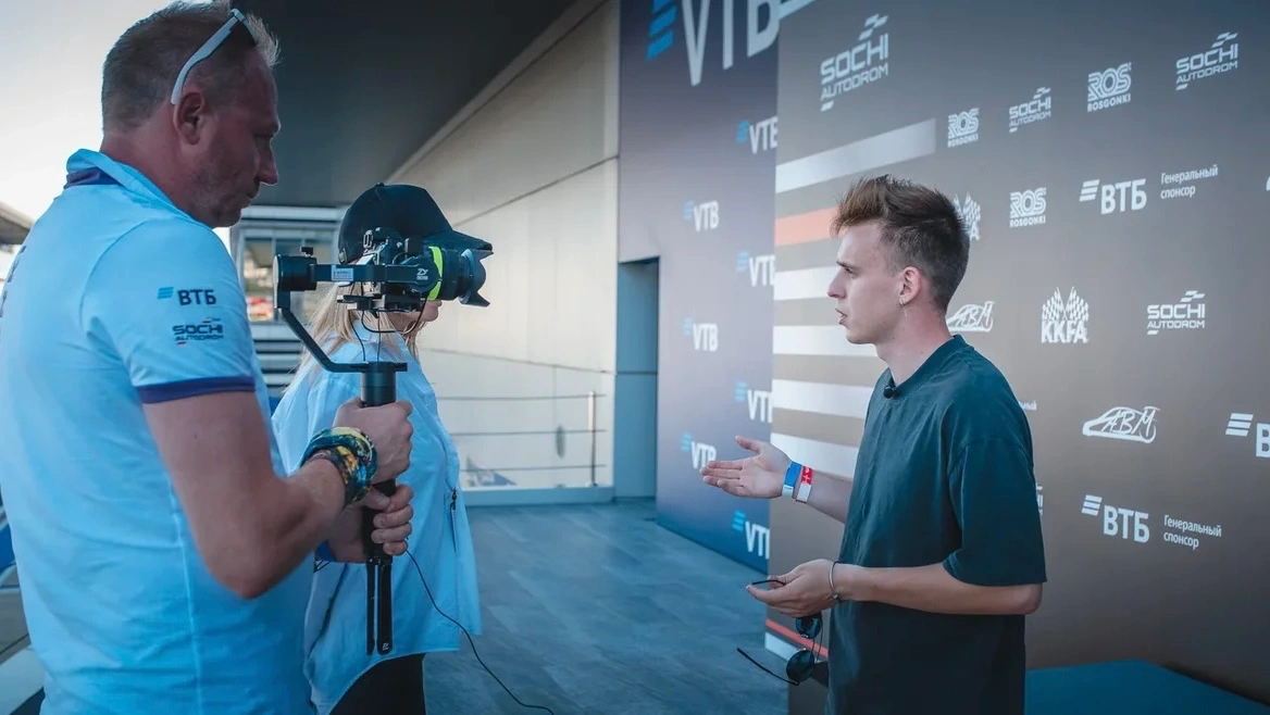 Fahrlehrer Dmitrij Owtschinnikow gibt ein Interview über Fahrtechniken im Motorsport.