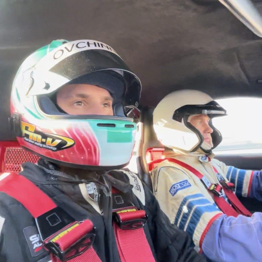 Der Fahrer und der Ausbilder während des Trainings auf der Rennstrecke.