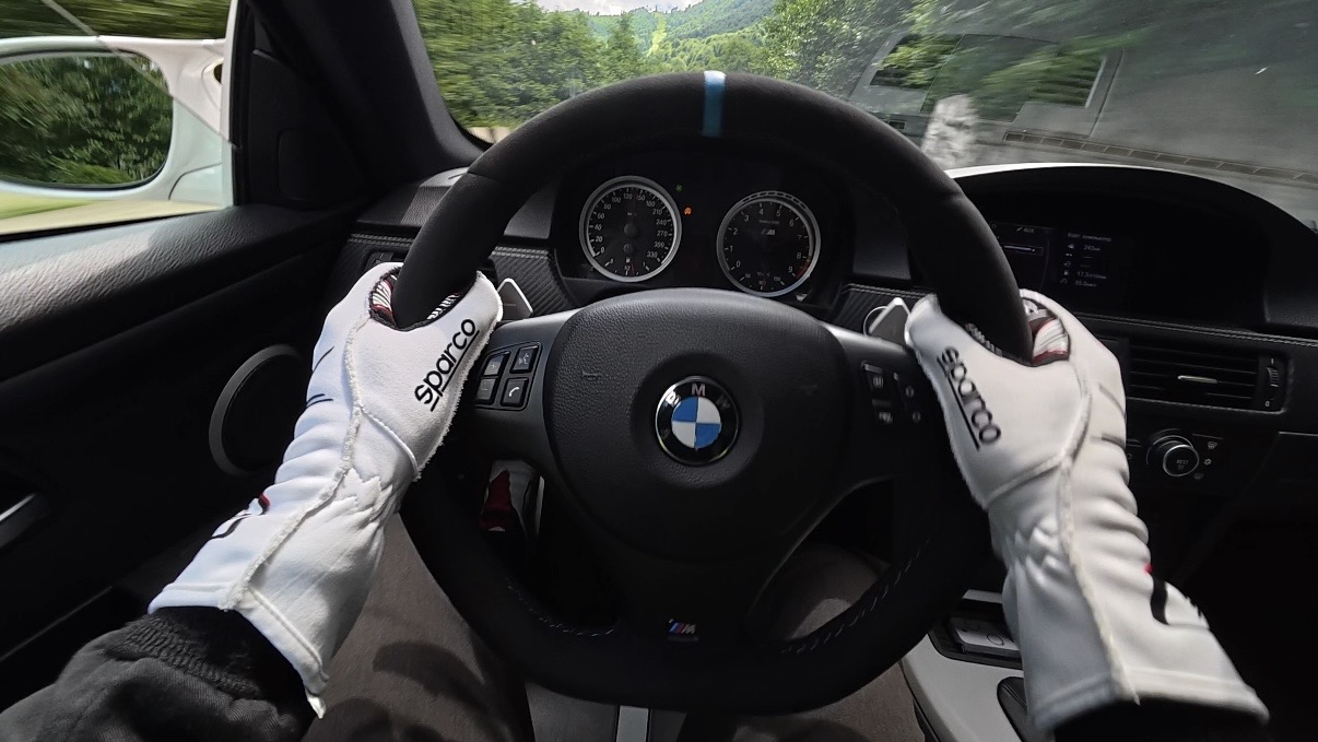 Die richtige Lenkradhaltung beim BMW beim Einfahren auf die Rennstrecke