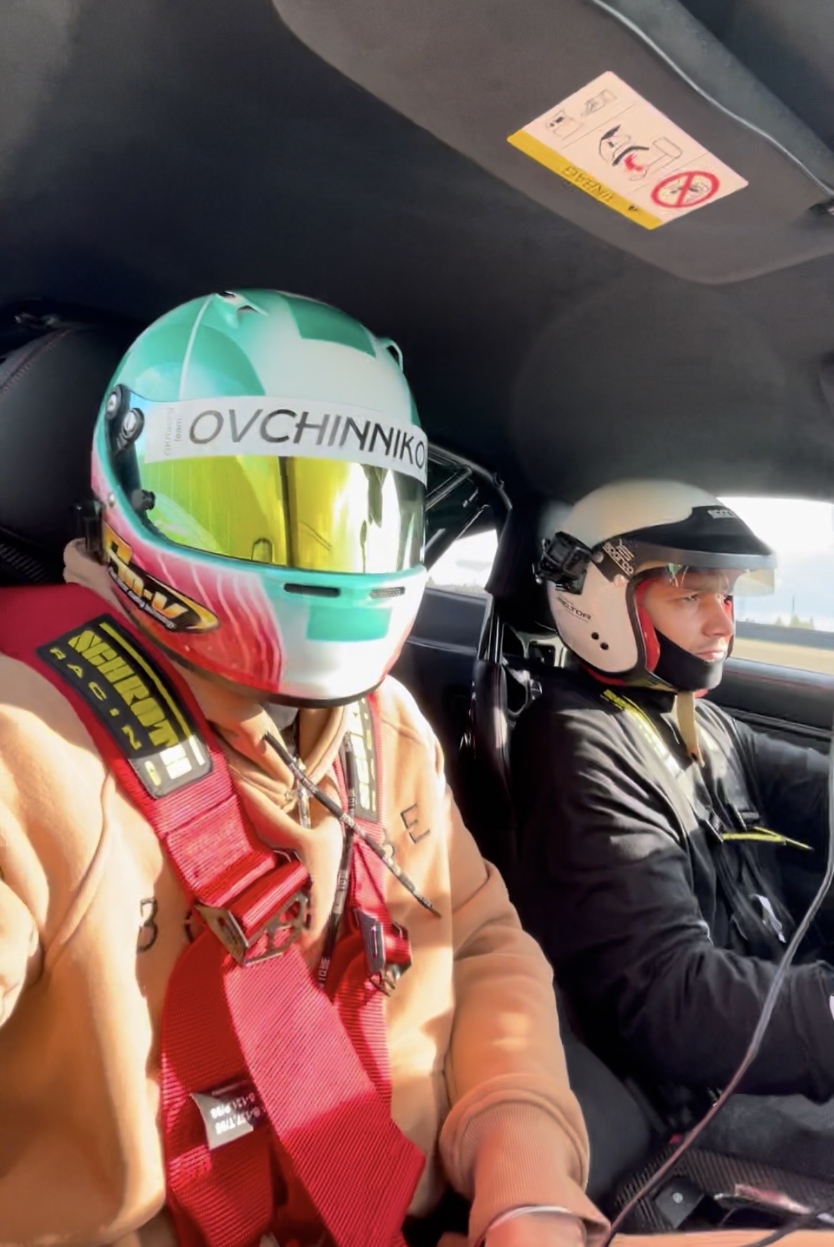 Ein Schüler lernt im Porsche 911 GT3 den richtigen Blickgebrauch