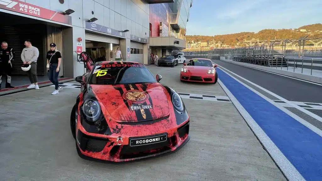 Ein Porsche GT3 in der Boxengasse der Rennstrecke während der Track Days.