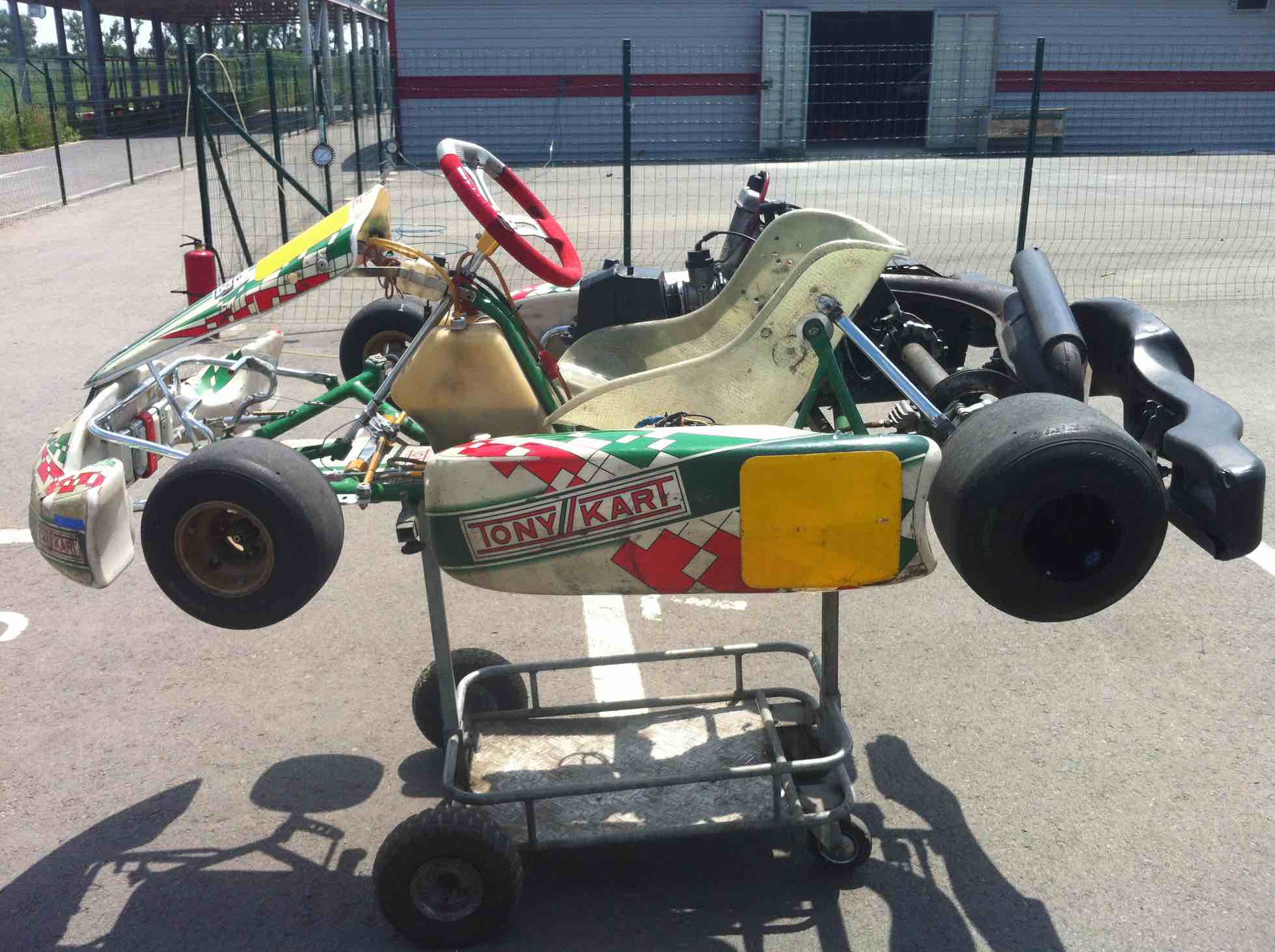 Mein erstes professionelles Rotax Max Junior-Kart vor dem Training, das auf einem Transportwagen steht