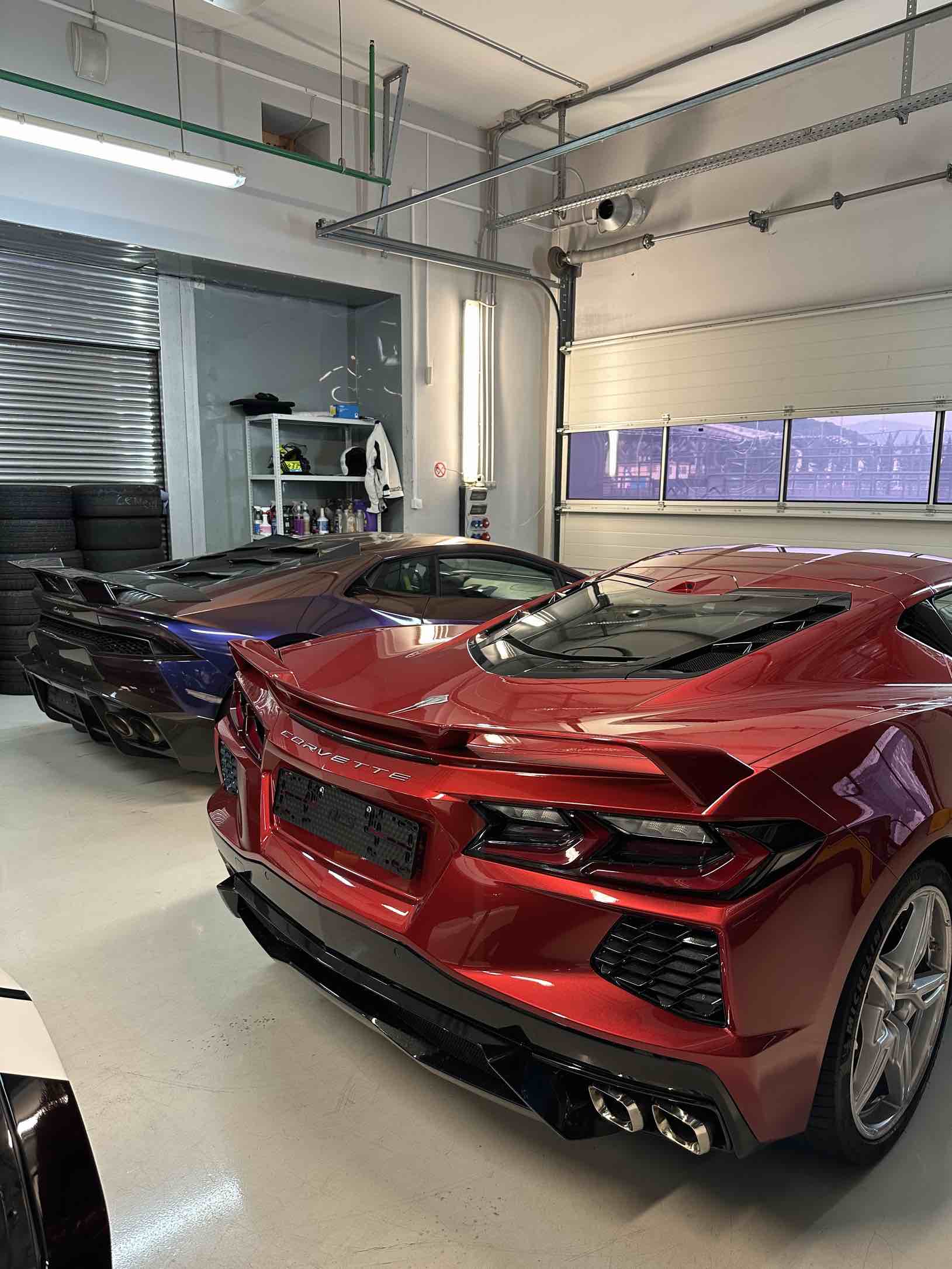 Vorbereitung der Sportwagen in der Box vor dem Track-Day: Lamborghini und Corvette in der Box