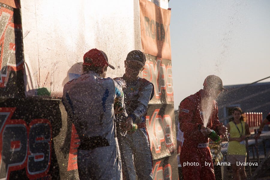 Wir feiern den Sieg mit Champagner und den Piloten – wir stehen auf dem Podium
