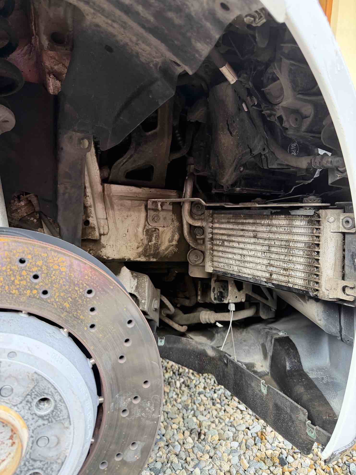 Fahrwerk und Ölkühler des BMW M3 E92 vor der Wartung