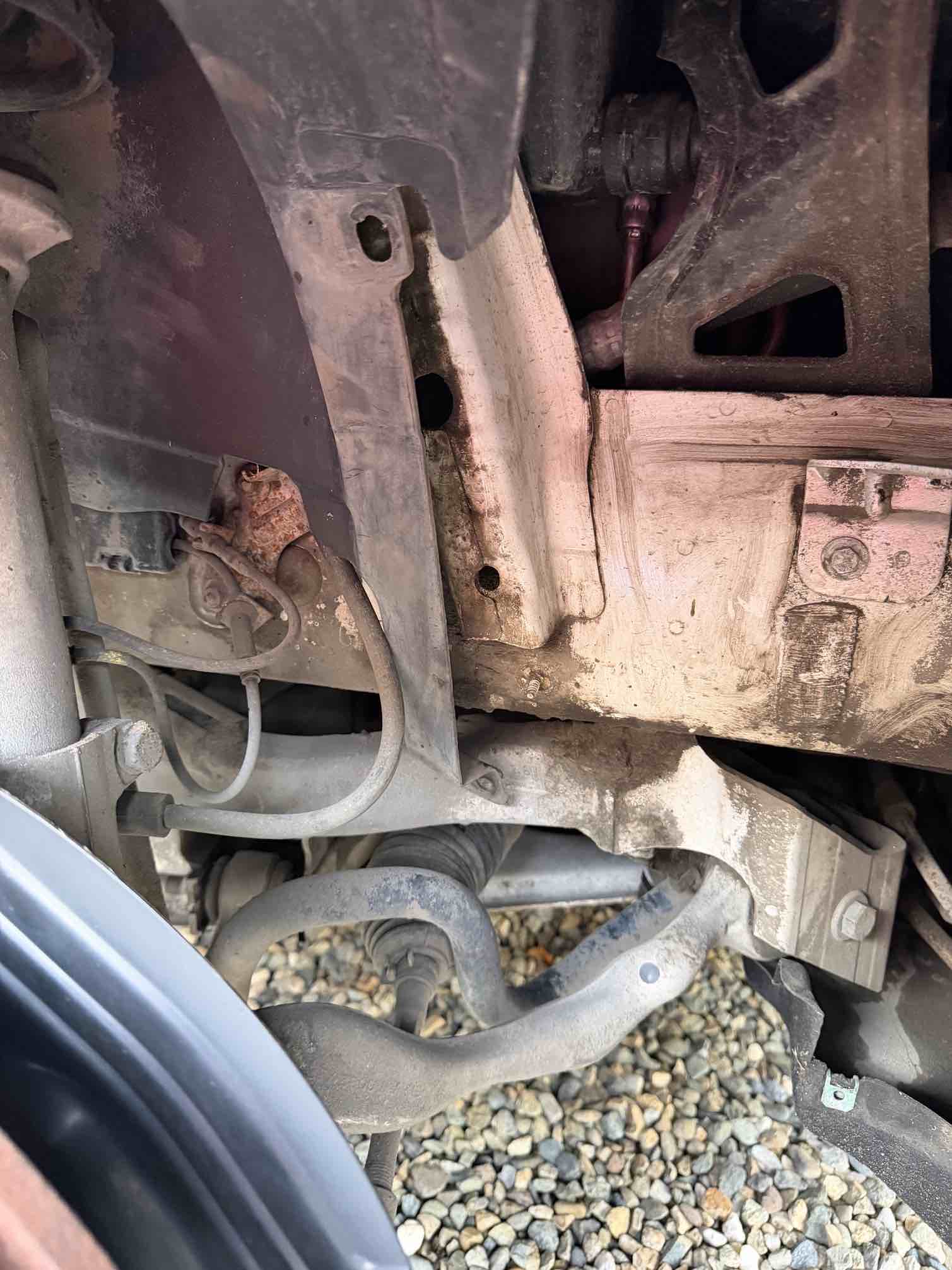 Vorderradaufhängung des BMW M3 E92 vor der gründlichen Reinigung