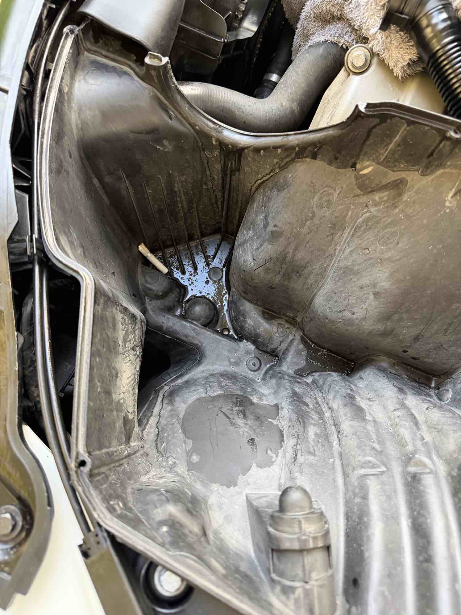 Verschmutzter Luftfilterraum des BMW M3 E92 vor der Reinigung