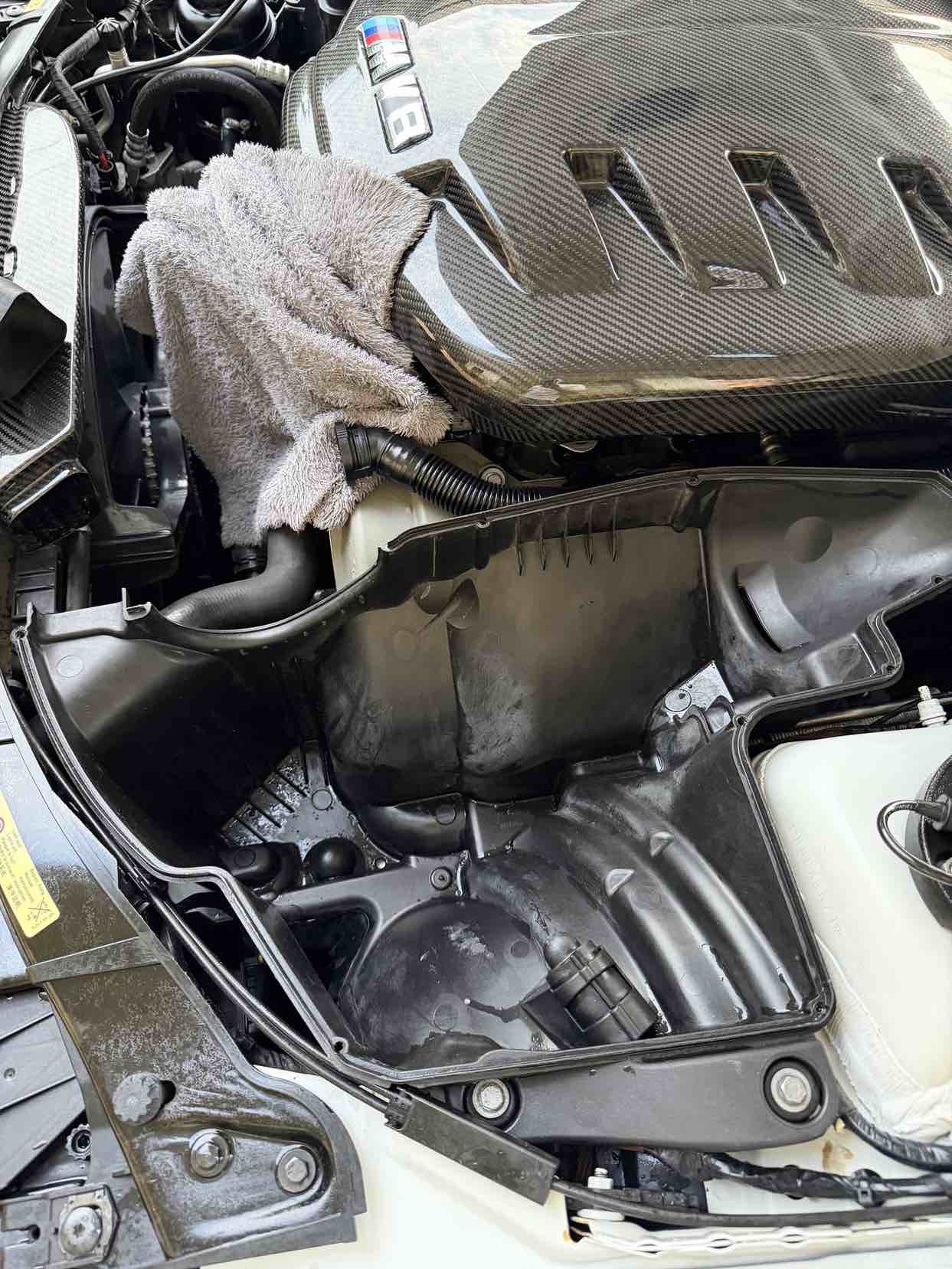 Reinigung des Motorraums des BMW M3 E92 während der Wartung