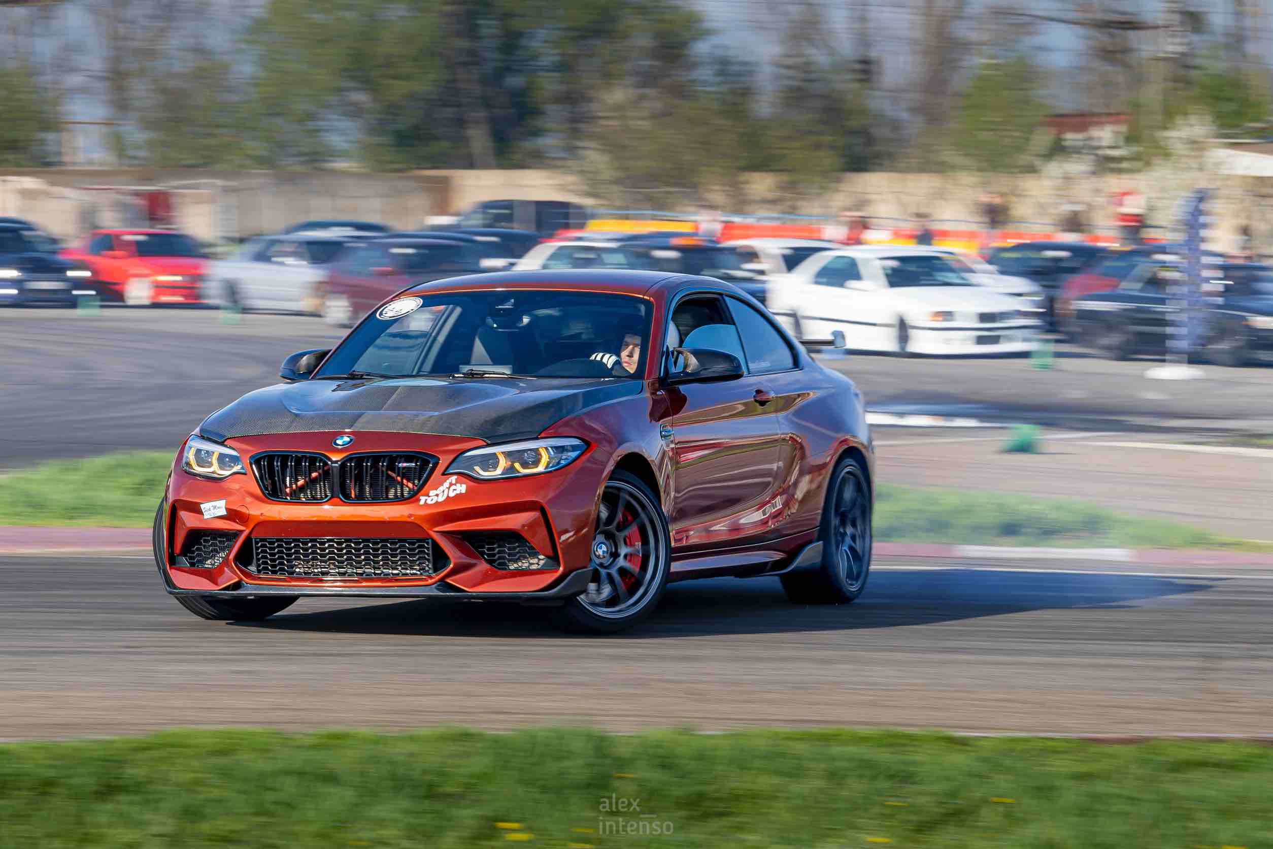 Ein BMW M2 Competition F87 beim Driften auf der Rennstrecke