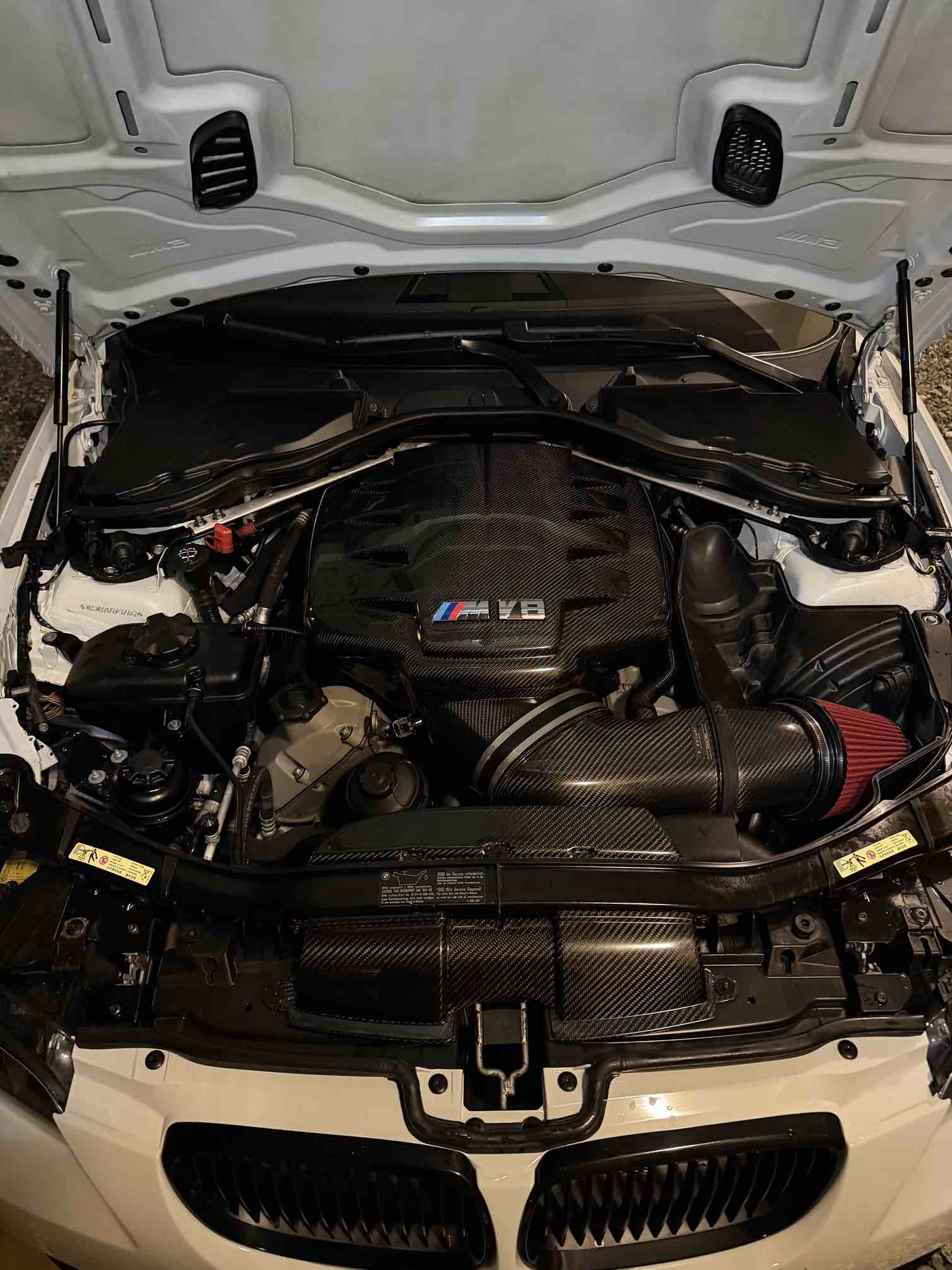 Der Motorraum des BMW M3 E92 mit Eventuri-Ansaugsystem aus Carbon