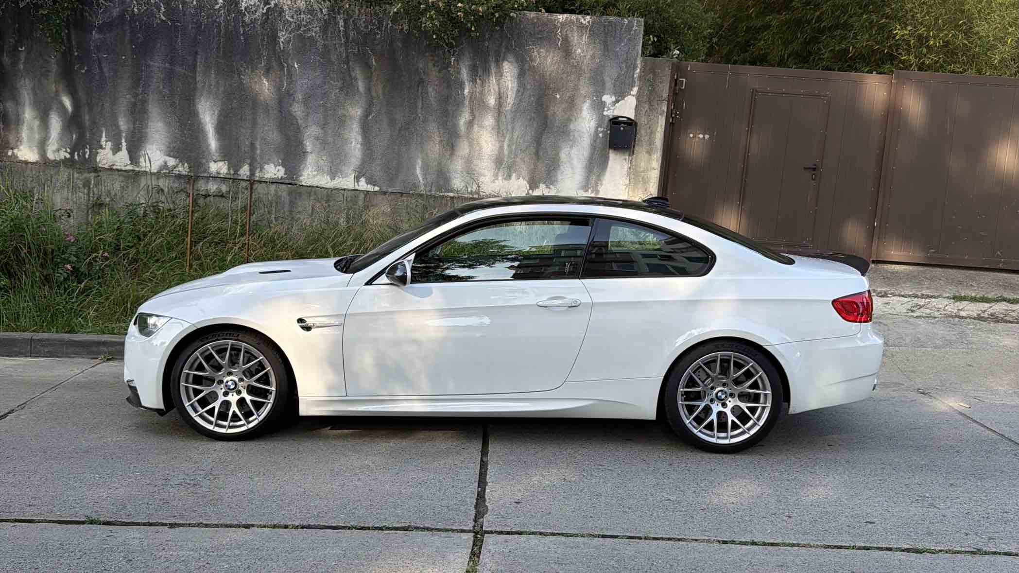 Ein weißer BMW M3 E92 mit Style-359M-Felgen im Profil