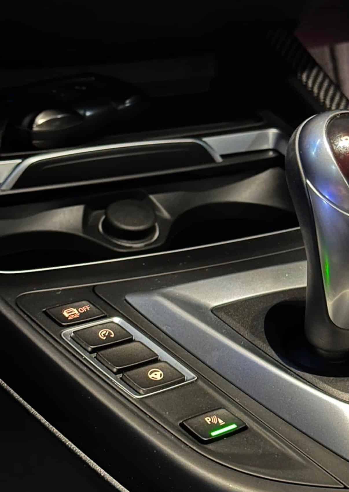 Die Taste zum Deaktivieren des DSC-Stabilisierungssystems im Innenraum des BMW M sowie die Tasten für die Einparkhilfe und die Umschaltung der Motor- und Lenkradmodi