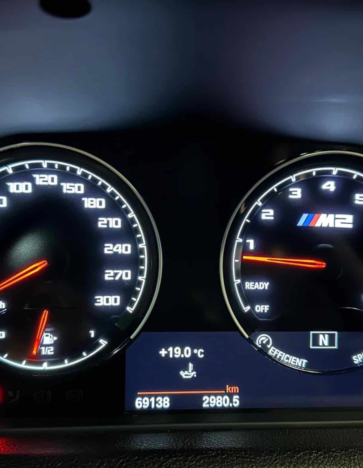 Armaturenbrett des BMW M2 mit eingetragener Kilometerzahl und Motoröltemperaturanzeige