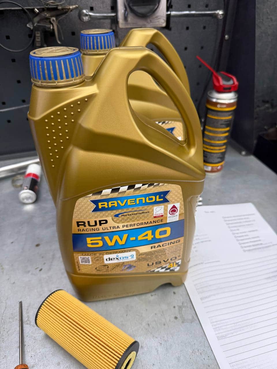 Ravenol RUP 5W-40 Motoröl und ein neuer Ölfilter für den BMW M2 Competition S55
