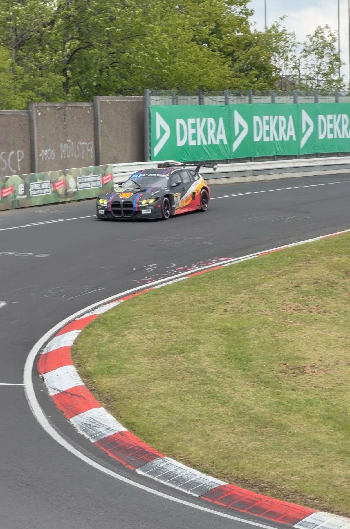 Ein BMW M4 GT4 nimmt während eines Track-Days eine Kurve auf dem Nürburgring.