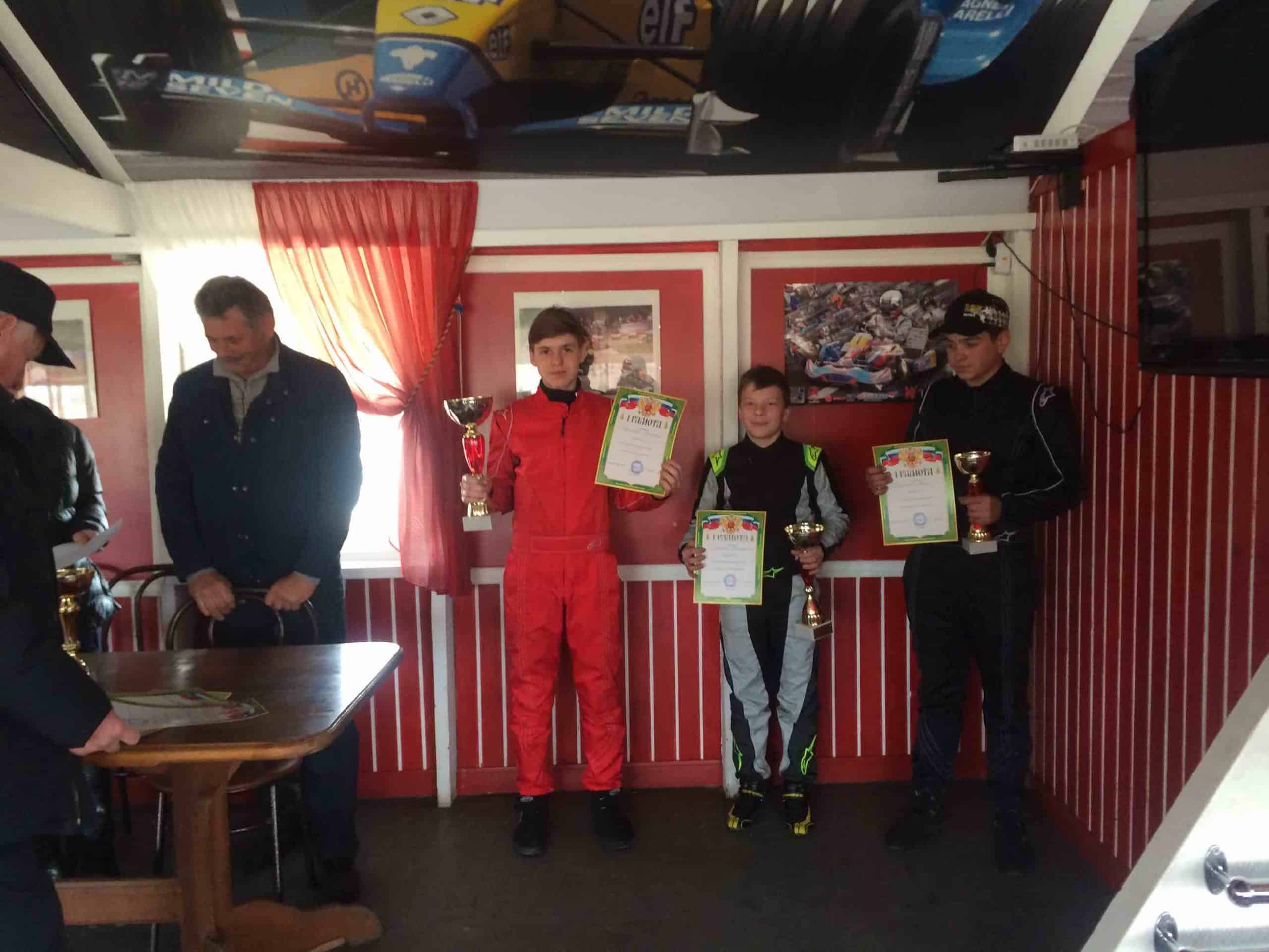 Mein zweiter Platz bei der regionalen Kart-Meisterschaft in der Klasse Rotax Max Junior; neben mir stehen die Fahrer bei der Siegerehrung