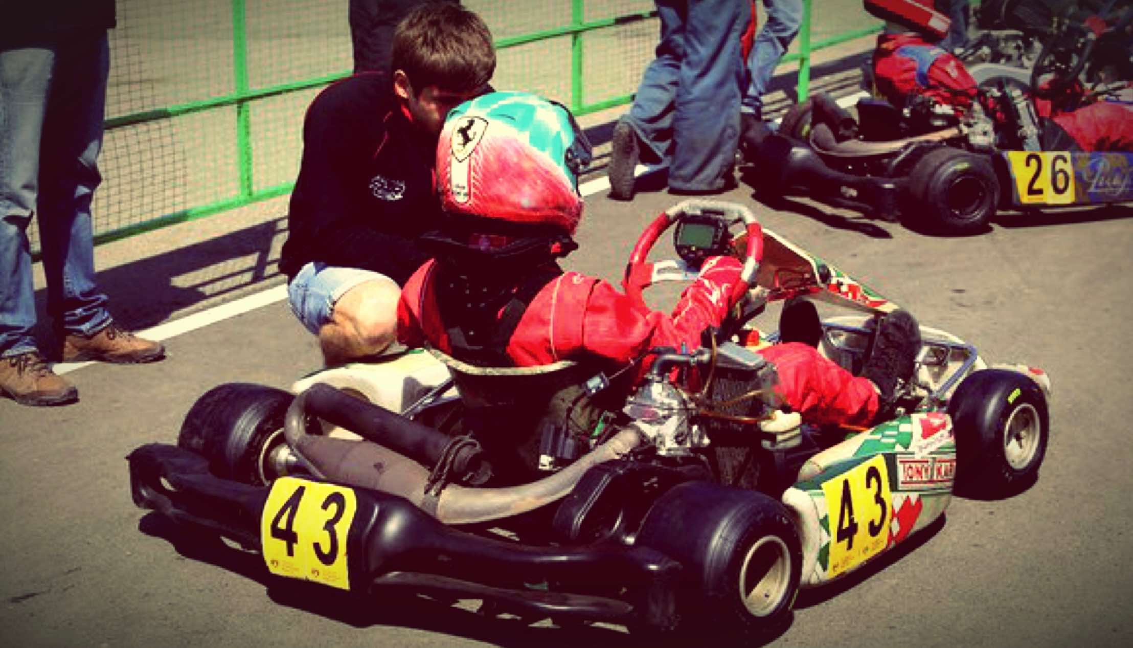 Mein erstes Rennen im Profi-Kart: Ich sitze im Kart in der Startzone, neben mir sitzt mein Trainer