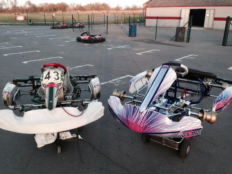 Ein Vergleich zwischen meinem ersten Tony Kart (links) und dem neuen Kosmic-Rennkart (rechts) auf der Kartbahn