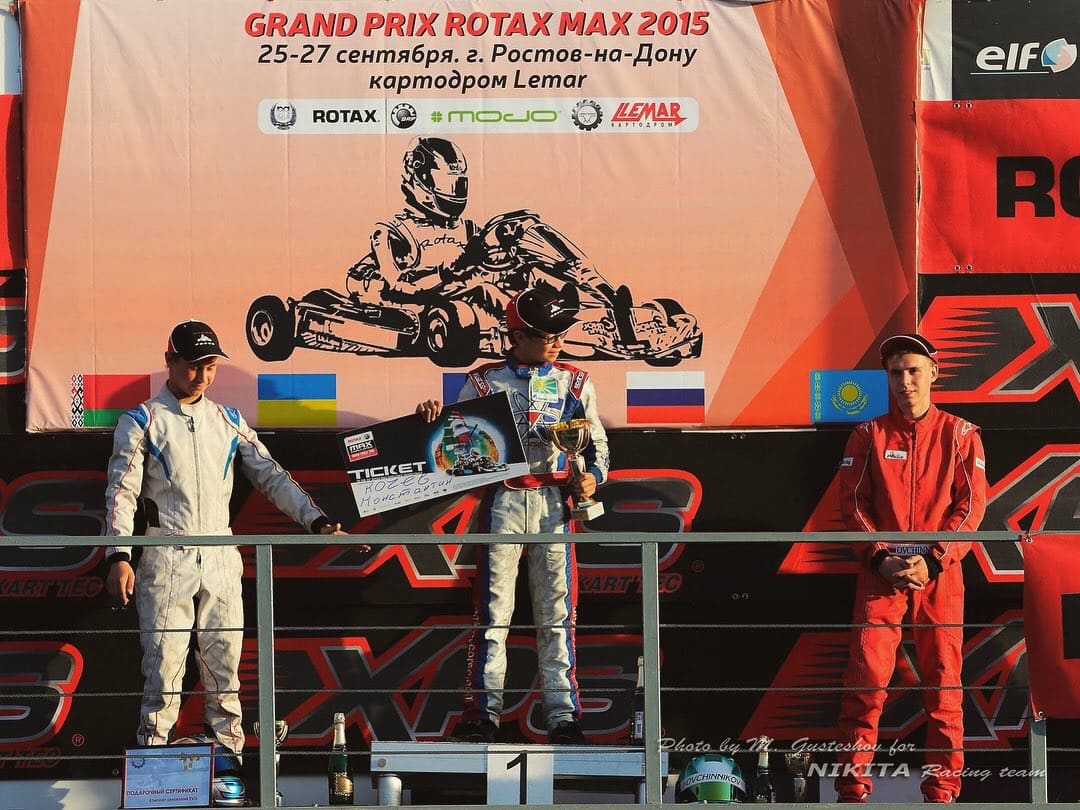Wir stehen mit den Fahrern auf dem Podium – Platz 3 bei den internationalen Kart-Meisterschaften