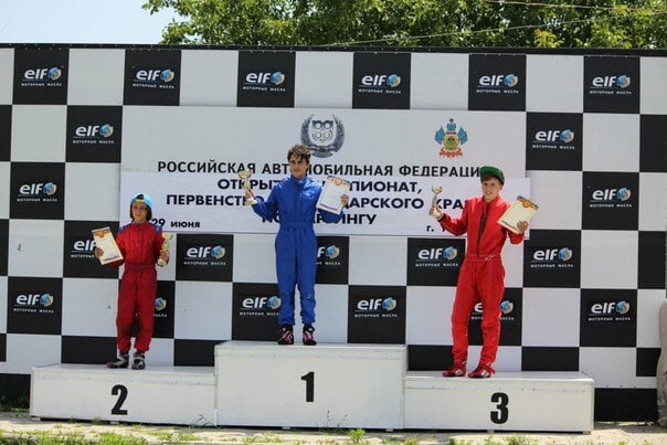 Mein 3. Platz bei der Regionalrunde der Kart-Meisterschaft in der Klasse Rotax Max Junior; neben mir auf dem Podium stehen meine Konkurrenten