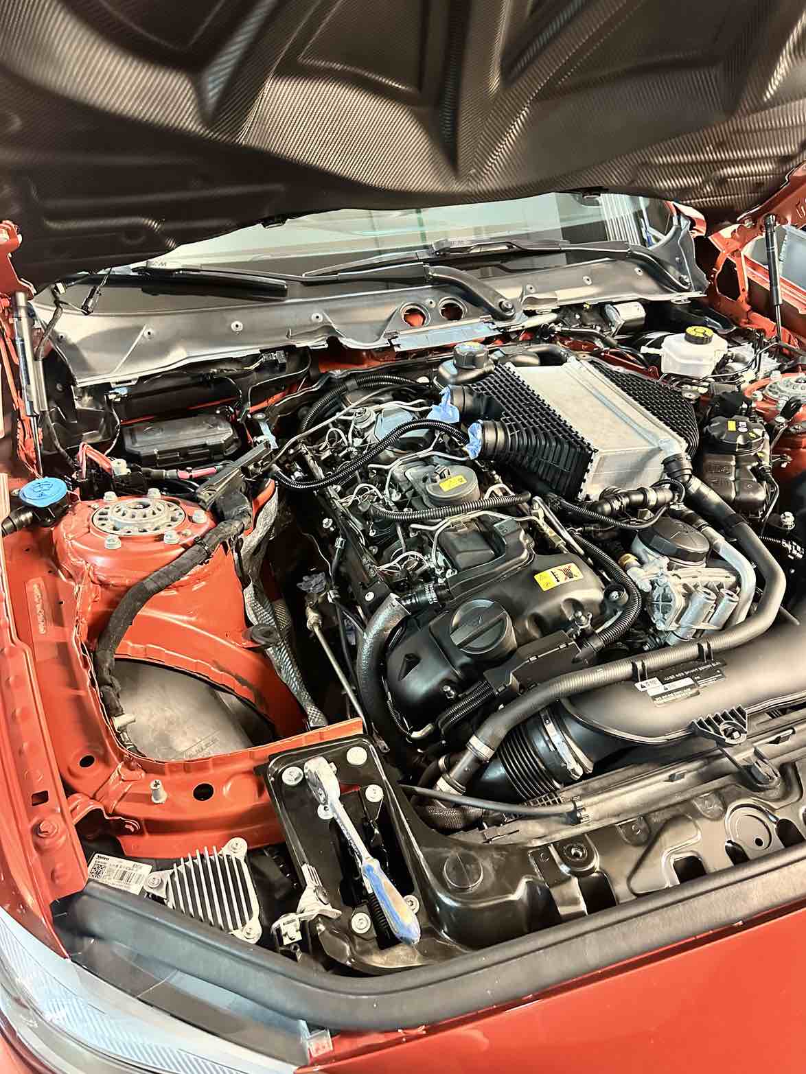 Der BMW S55-Motor im BMW M2 Competition F87 während der Reparatur zum Austausch der Zündkerzen