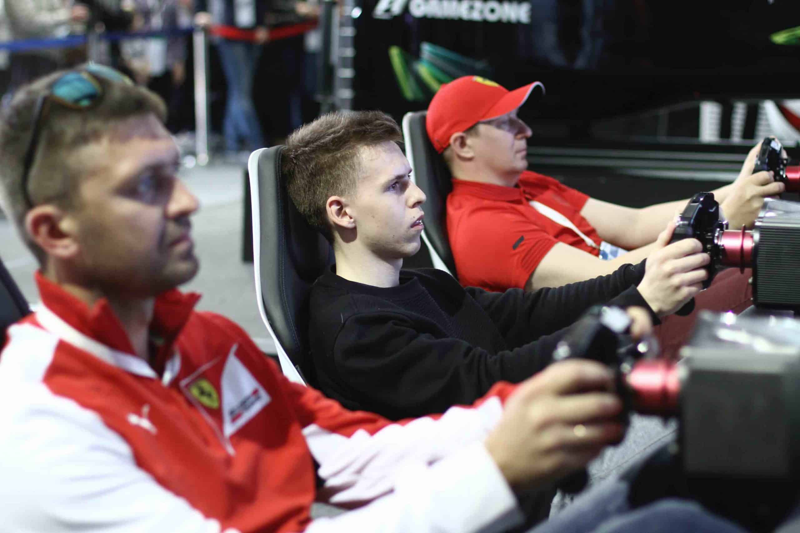 Rennrunden auf einem professionellen Rennsimulator gemeinsam mit den Fahrern während des Formel-1-Grand-Prix in der F1 Gamezone