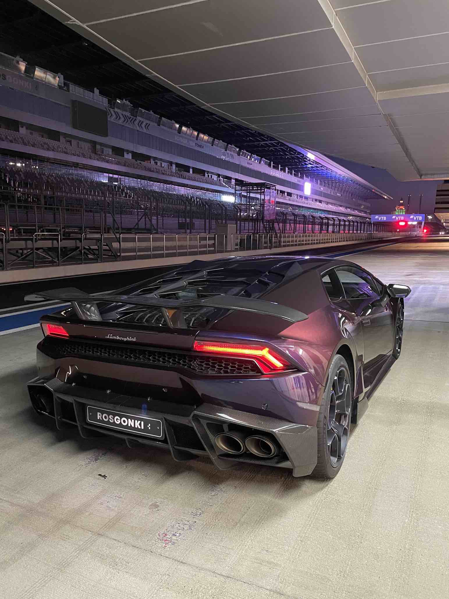 Ein Lamborghini Huracán steht nachts nach den Rennen und am Ende des Arbeitstages in der Boxengasse in der Nähe der Boxen