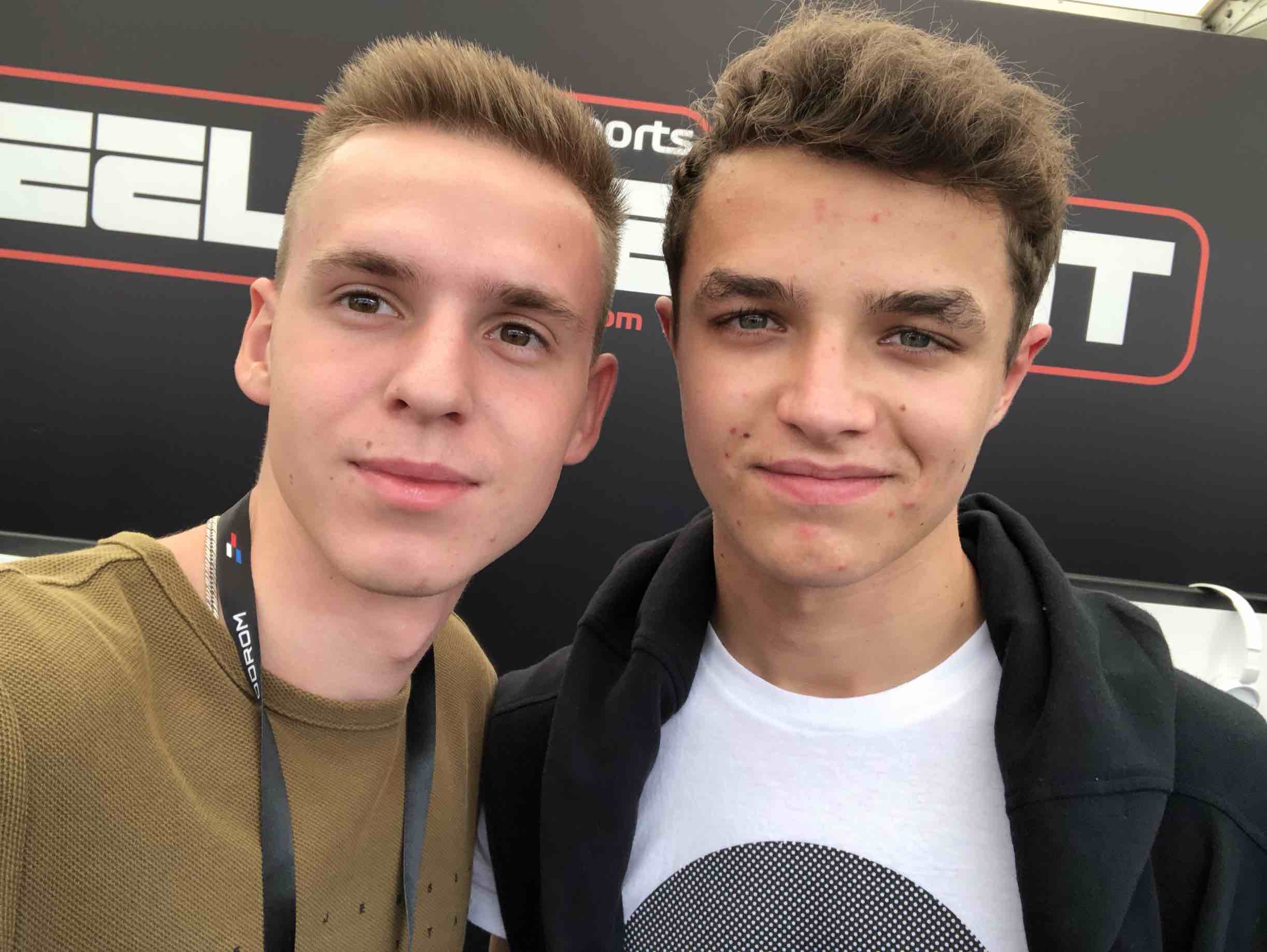 Ein Foto mit Lando Norris während der Fahrten auf den Rennsimulatoren bei einem Formel-1-Rennen