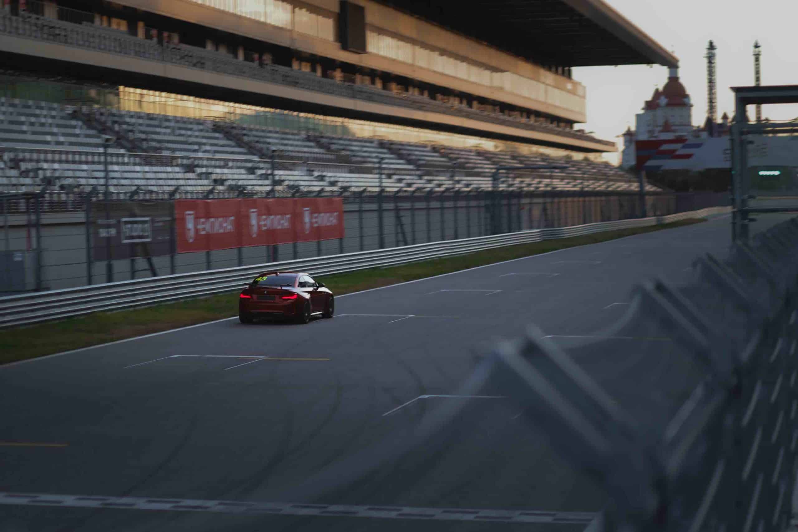 Ein BMW M2 Competition fährt auf der Startgeraden der Rennstrecke