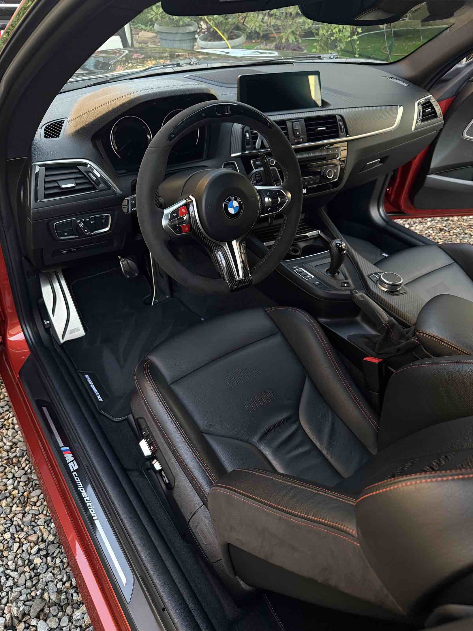 Das gepflegte Interieur des BMW M2 Competition mit M Performance-Lenkrad
