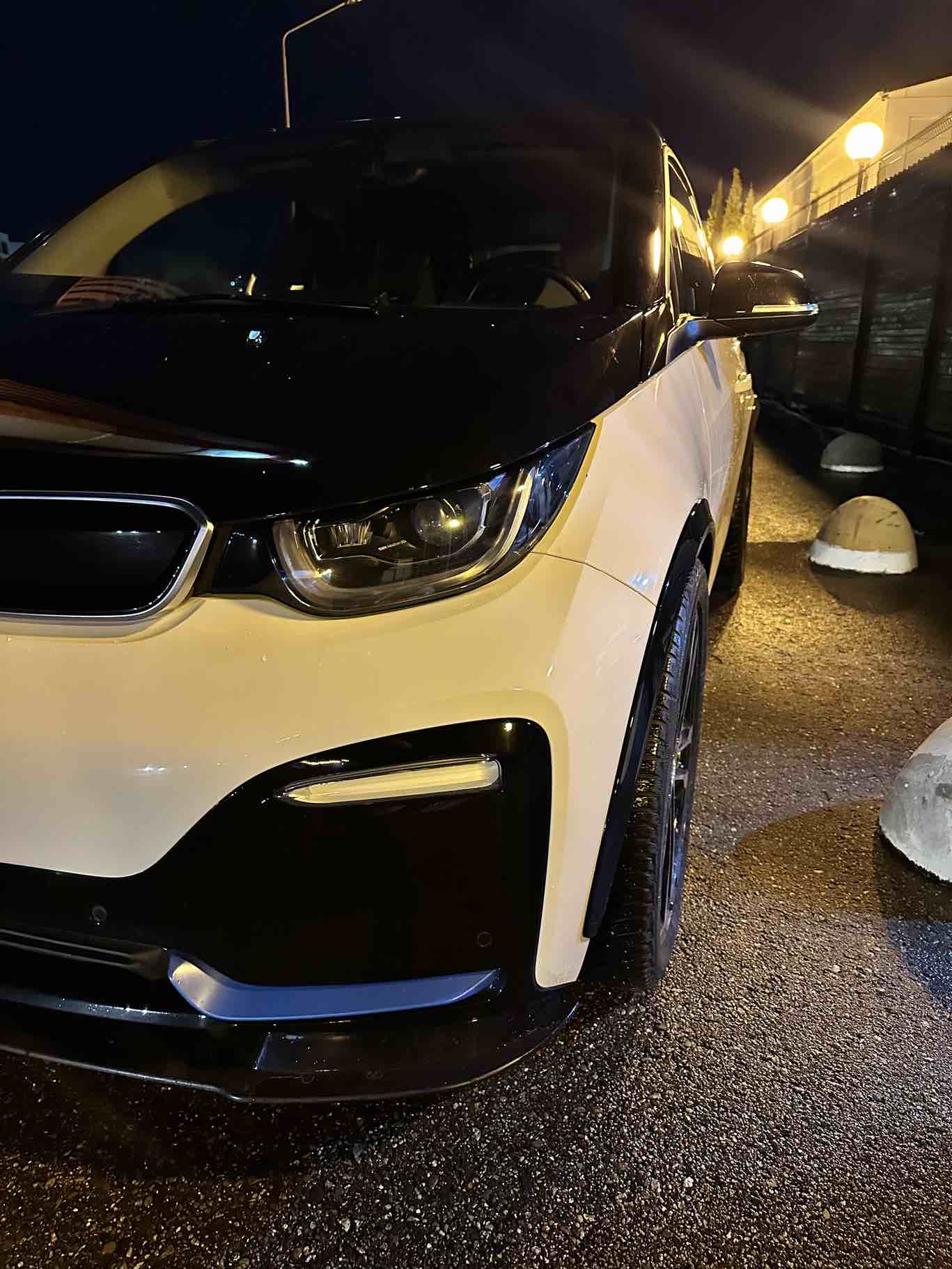 Ein nachts geparkter BMW i3S mit deutlich sichtbarem Radüberstand dank Distanzscheiben von AC Schnitzer
