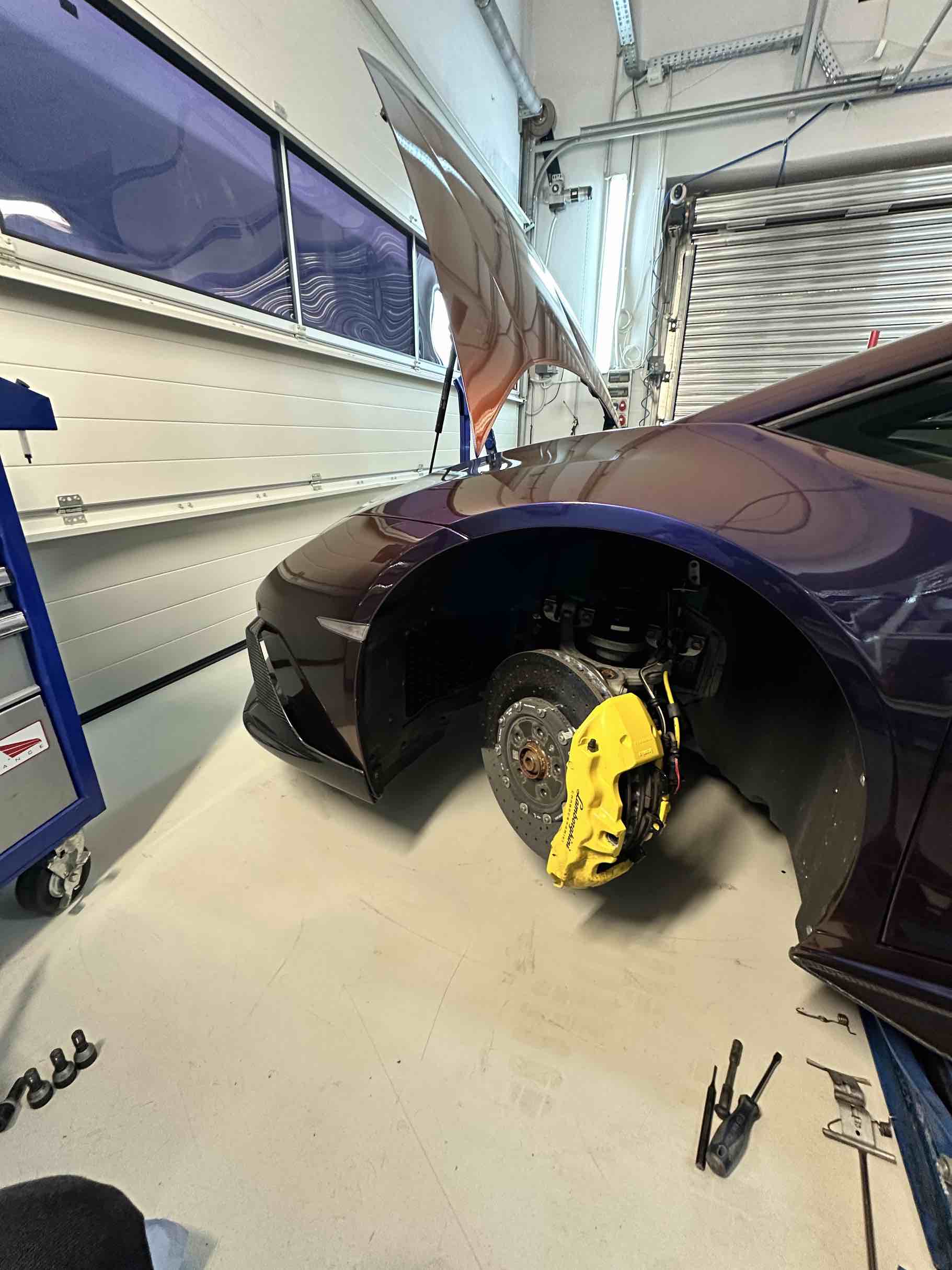 Wartung der Carbon-Keramik-Bremsen am Lamborghini Huracán – Reinigung der Bremsscheibe nach dem Ausbau des Rades