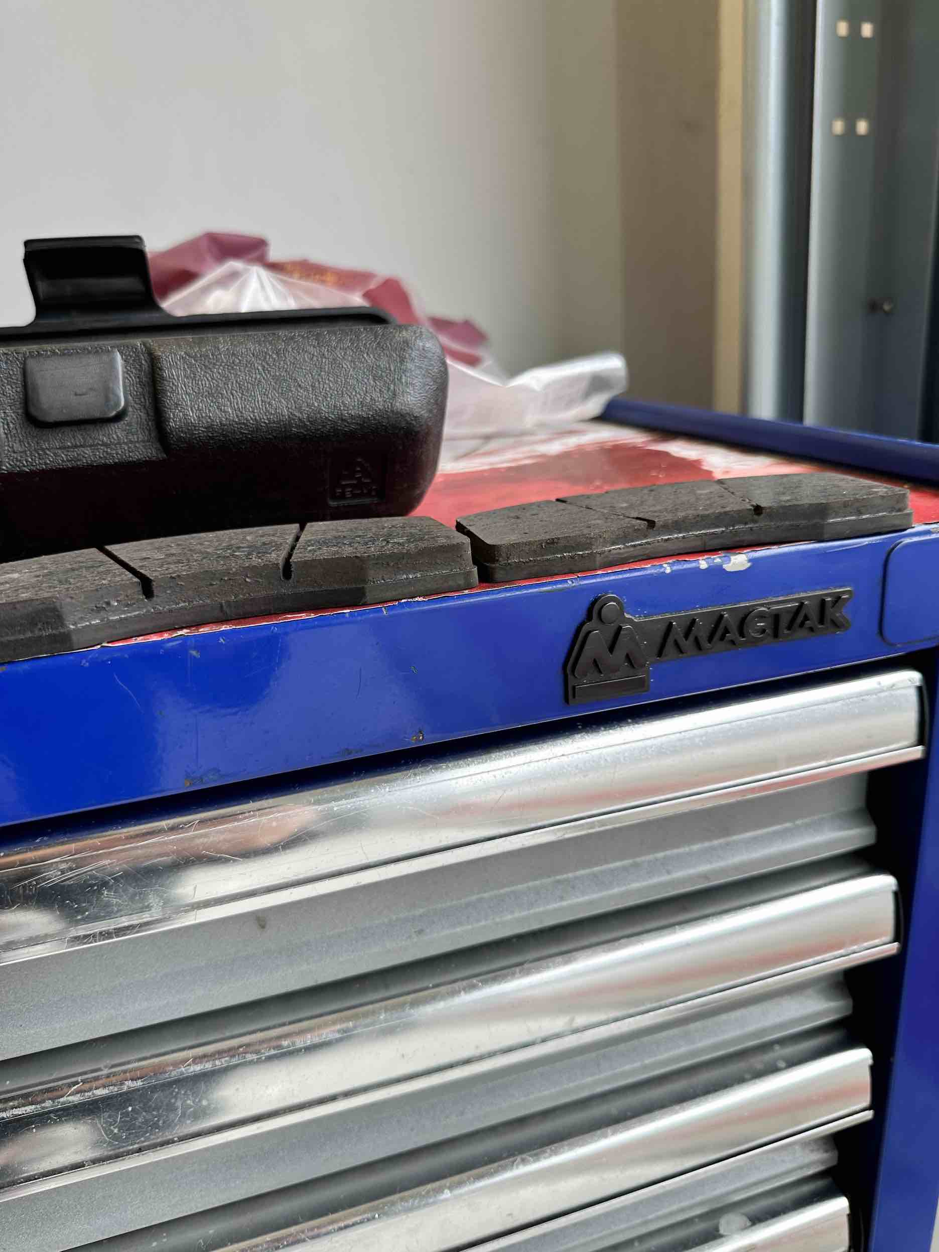 Vergleich zwischen neuen und abgenutzten Bremsbelägen für Carbon-Keramik-Bremsen
