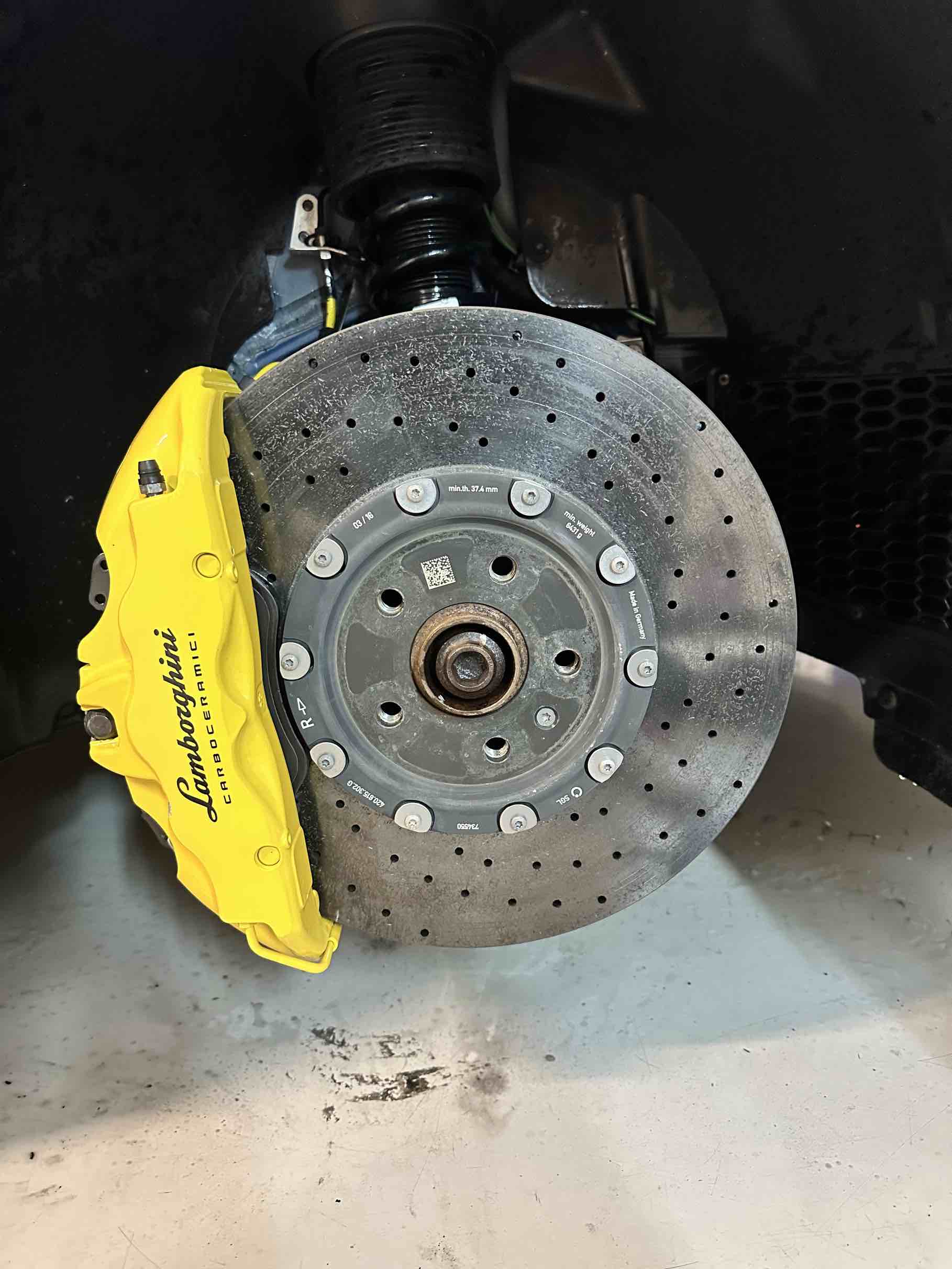 Saubere Carbon-Keramik-Bremsscheibe am Lamborghini Huracán nach der Wartung