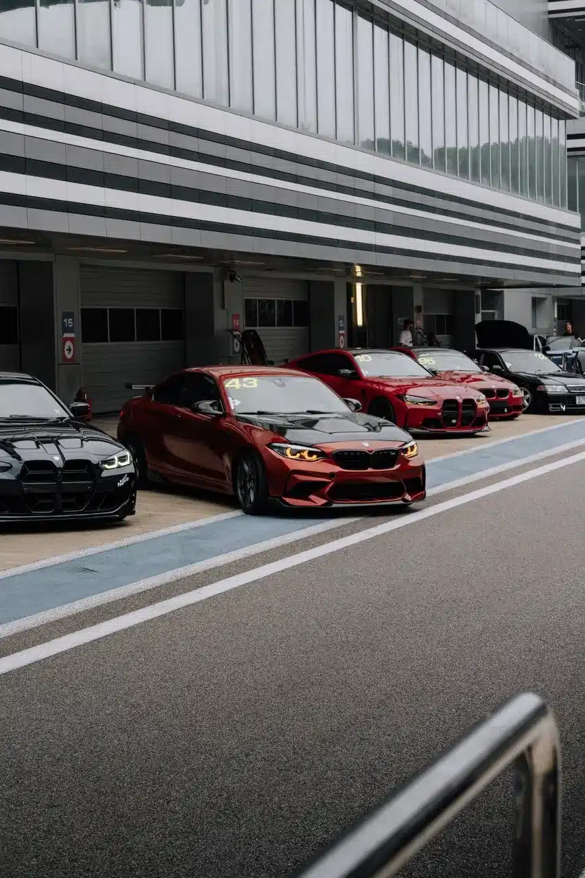 BMW M-Fahrzeuge in der Boxengasse vor Beginn des Track-Days auf der Rennstrecke.
