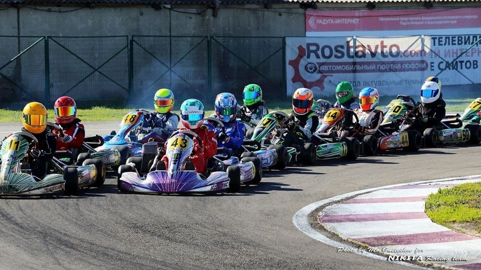 Ich führe in der nationalen Kart-Meisterschaft in der Klasse Rotax Max Junior, und wir stehen mit unseren Konkurrenten vor dem Start in der Startaufstellung
