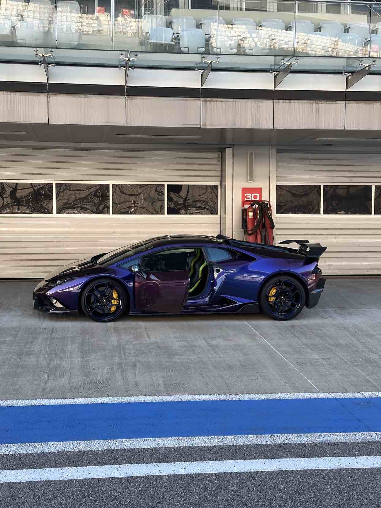 Lamborghini Huracán in der Boxengasse vor der Ausfahrt auf die Rennstrecke.