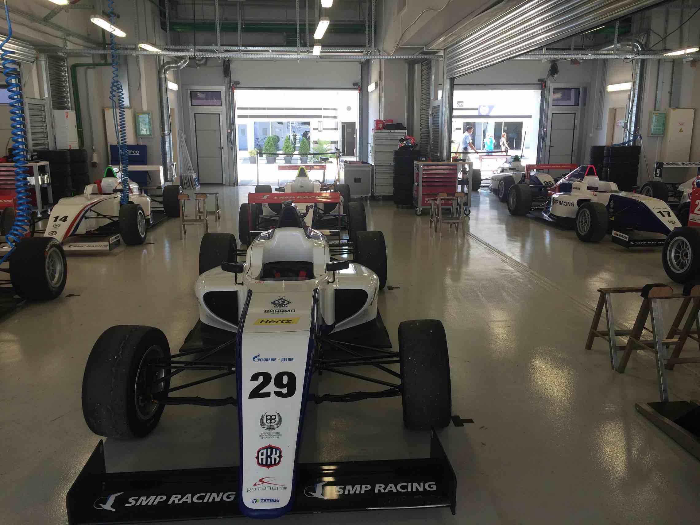 Die SMP Formula 4-Rennwagen in den Boxen der Rennstrecke