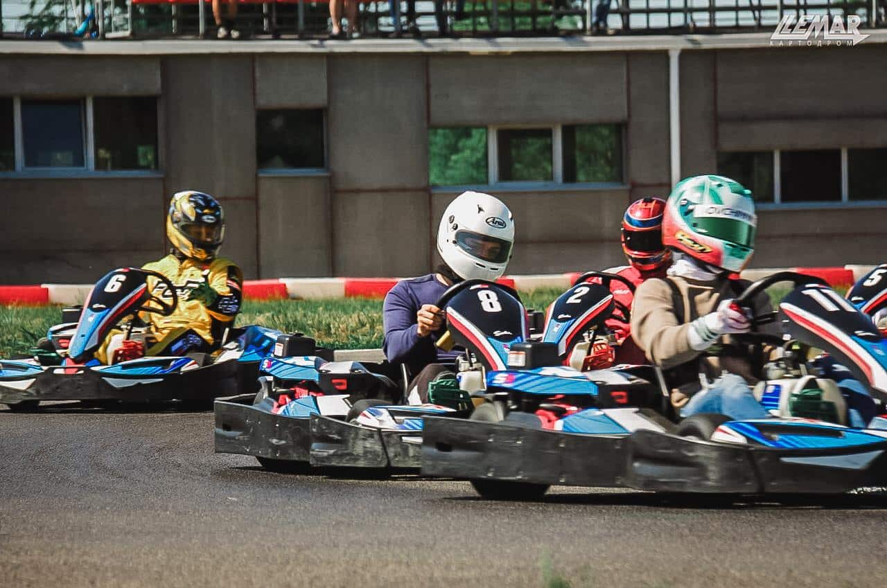 Ich sitze am Steuer eines Leih-Karts während eines Rennens gegen meine Konkurrenten