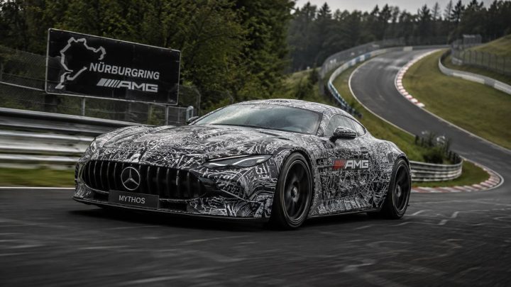 Getarnter Erlkönig des Mercedes-AMG Mythos Coupés auf der Rennstrecke.