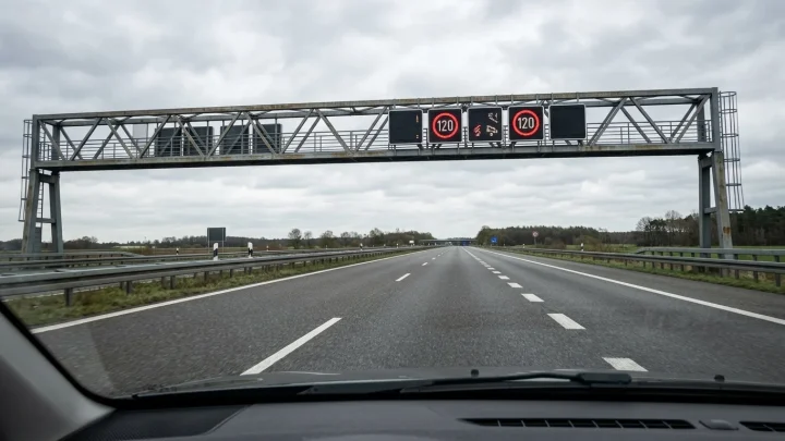 Dichter Verkehr und Stau auf einer Autobahn mit Schilderbrücke