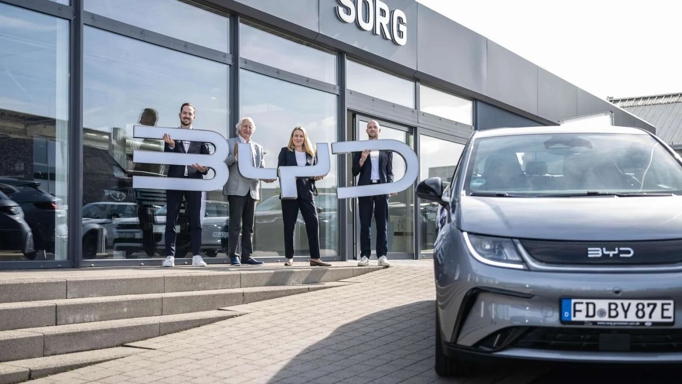Das BYD-Team vom Autohaus Sorg Kevin Wess (links) und Damian Reichhardt (rechts), mit Firmenchef Helmut Sorg und Geschäftsführerin Mascha Sorg, freut sich über den Markenzuwachs.