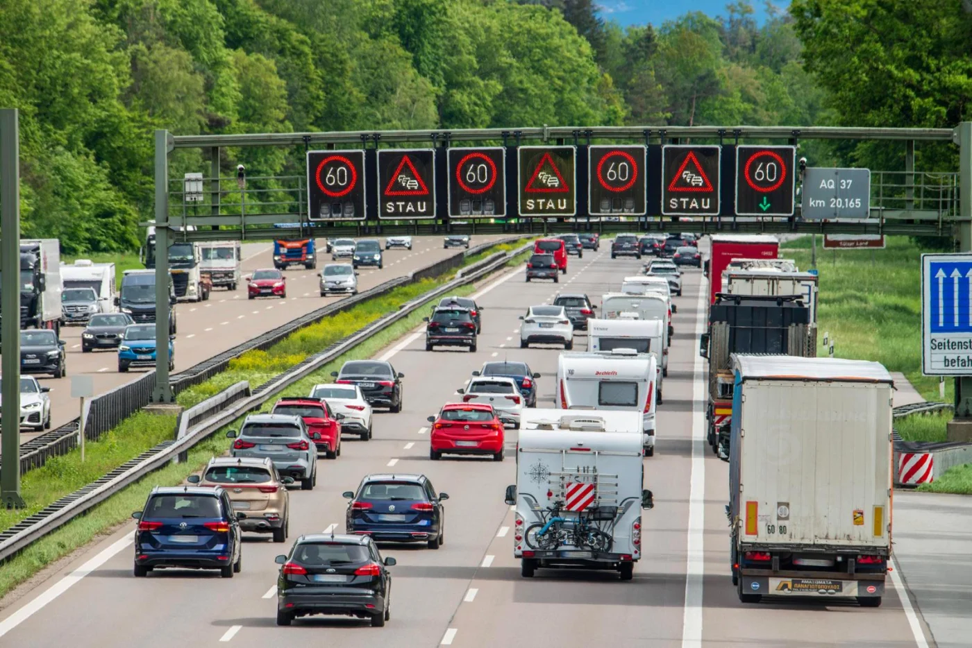 Pfingstreiseverkehr, dichter Verkehr und Stau auf der Autobahn A8, München-Salzburg, Reiseverkehr in Richtung Süden, Sau